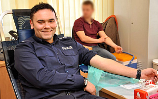 Przez 28 lat oddał ponad 50 litrów krwi. Policjant z Braniewa niesie pomoc nie tylko podczas służby